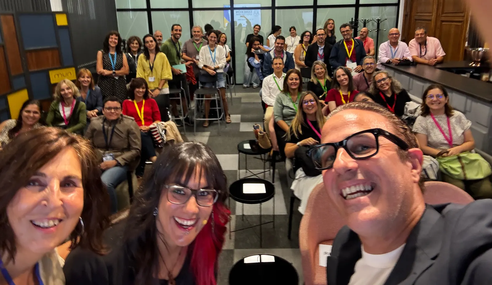 Público de una convención de empresa durante una conferencia de Alejandro Pinate