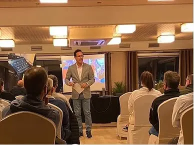 Alejandro Pinate durante una convención comercial ante un equipo de ventas